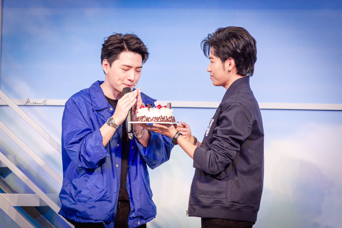 MilkmenFL's tweet photo. Happy birthday to you 🎂😍
@kristtps 
@stjinx_maya
#ทีมพีรญา
#KingPowerDelightsAndSurprises
#HappyKristDay
#HBDคุณพี24ปีแล้วนะ https://t.co/K0w8z3tPD4