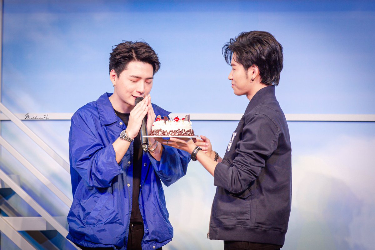 MilkmenFL's tweet photo. Happy birthday to you 🎂😍
@kristtps 
@stjinx_maya
#ทีมพีรญา
#KingPowerDelightsAndSurprises
#HappyKristDay
#HBDคุณพี24ปีแล้วนะ https://t.co/K0w8z3tPD4