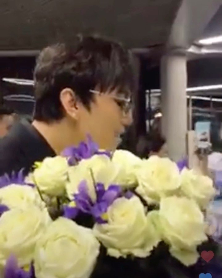 dietziar's tweet photo. Dimash comes to Sochi!!
Thanks to @dimashsochidears for the live video! 😍😍
@dimash_official 
#DimashKudaibergen #dears #димаш #thesingerdimash #dimashfans #dimashsochi https://t.co/lU4xuZzrHf