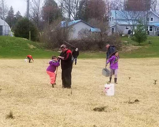 QCOutreach's tweet image. In April, we distributed and helped to plant 7800 trees in partnership w/ 8 local municipalities, their residents &amp;amp; local Stewardship Councils. 

Here we are planting 800 trees w/ Stone Mills Township and local Scouts. @quinteca #communitytrees  

Now planning for spring of 2020.