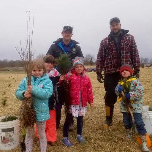 QCOutreach's tweet image. In April, we distributed and helped to plant 7800 trees in partnership w/ 8 local municipalities, their residents &amp;amp; local Stewardship Councils. 

Here we are planting 800 trees w/ Stone Mills Township and local Scouts. @quinteca #communitytrees  

Now planning for spring of 2020.