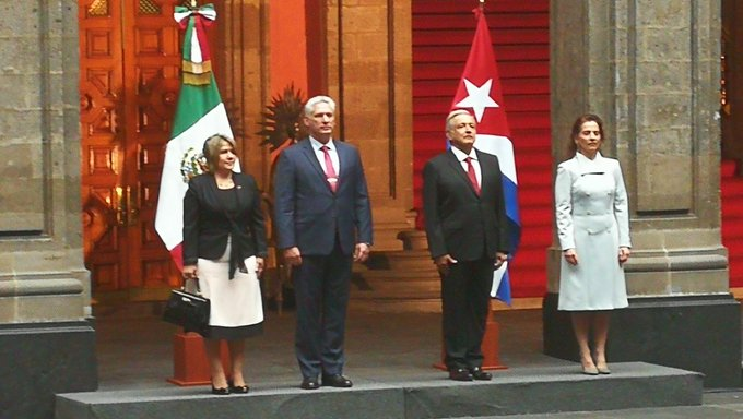 En el Patio de Honor del Palacio Nacional, se escuchan los himnos de #México🇲🇽 y #Cuba🇨🇺, dos pueblos hermanos con lazos entrañables a lo largo de la historia. | Vía 👉 <a href="/PresidenciaCuba/">Presidencia Cuba 🇨🇺</a>