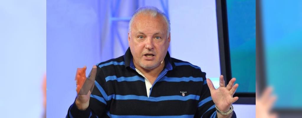 Футбольный агент Владимир Абрамов:

-За последние пять лет как-то развеялась эта вера, повсеместное преклонение перед иностранными тренерами, но «Спартак» снова решил обратиться к иностранцу.
Главный положительный момент: Тедеско вроде едет с удовольствием. Он хочет, есть желание