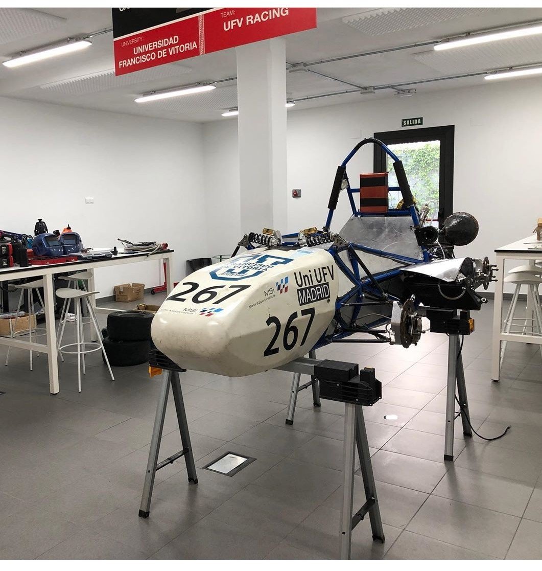 Ufvracingteam's tweet photo. Por aquí dejamos una foto del coche del año pasado, el R-I, poco a poco iremos descubriendo el coche de este año, el R-II https://t.co/Iedi2IKUpQ