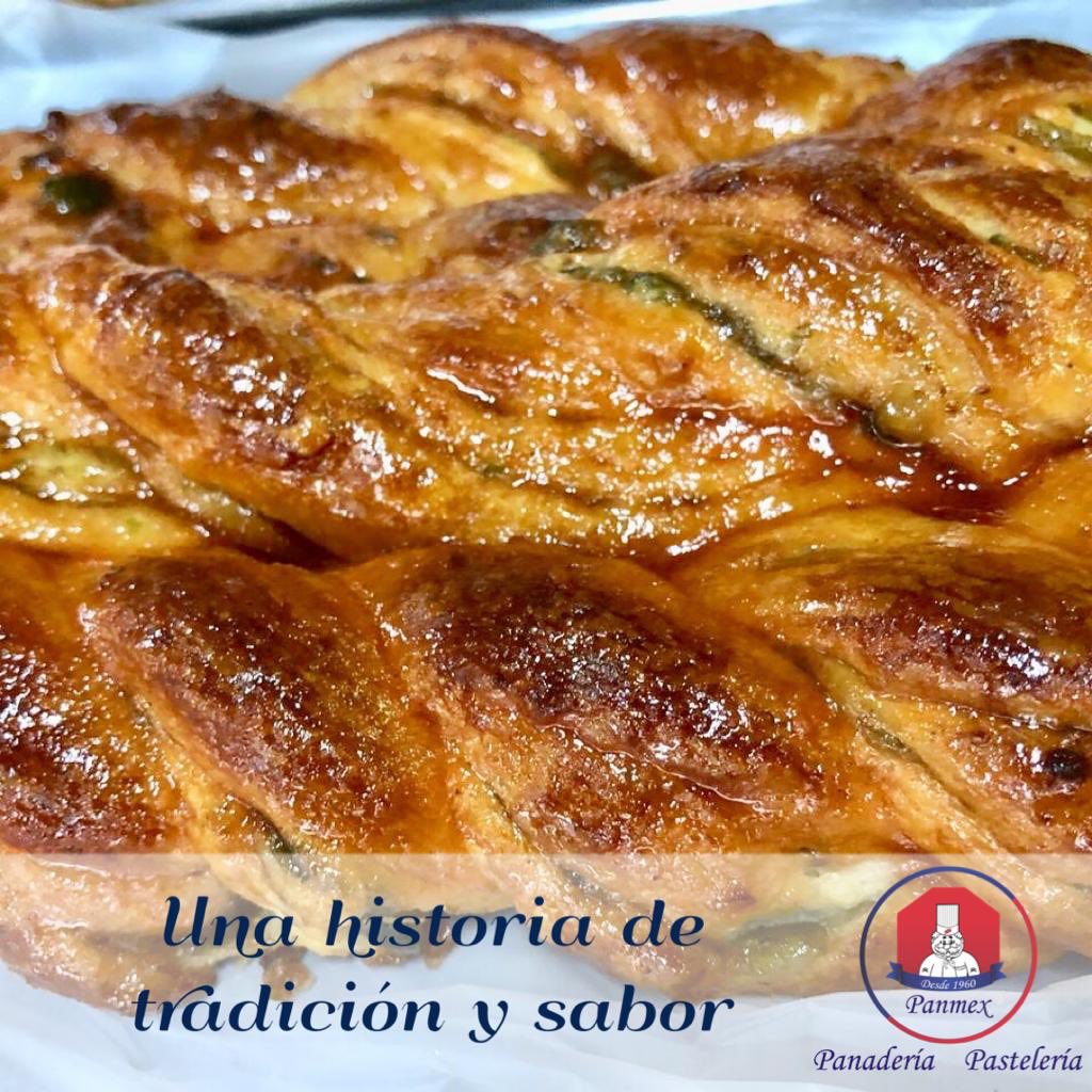 PanmexOficial's tweet photo. Si tienes antojo de #RoscadeReyes recuerda que nuestro #PandeHigo puede ayudarte con su delicioso sabor... 
Y recuerden también que ya tenemos #pandemuerto
#Panmex
“Una historia de tradición y sabor”.
#panadería #pastelería #restaurante #super #pan #panmexicano https://t.co/OGHLvKi9HP