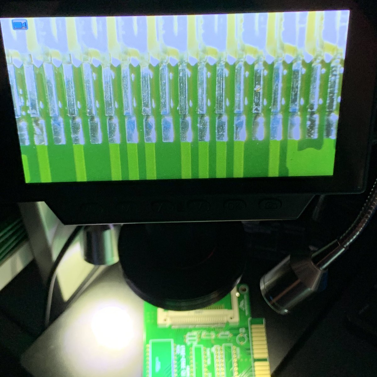 KutilDomaci's tweet image. Dnes pro změnu pájím Compact Flash. (easy flash už bylo dost.) 😁 #soldering #xtcflite #compactflash #ObrázkyZmikroskopu