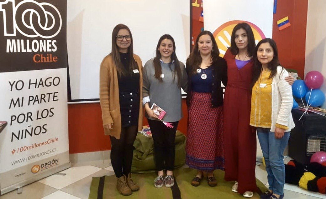 corp_opcion's tweet photo. El Zonal Centro Norte de @corp_opcion conmemoró el #DíaInternacionalDeLaNiña con una actividad para las jóvenes y niñas atendidas por los Programas de Protección Infanto Juvenil (CEPIJ) en Santiago y Santiago-Estación Central. Más información 👉 https://t.co/my20n92mXm https://t.co/QrjsPwGpBx