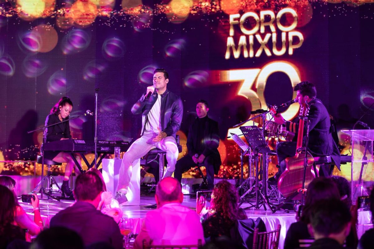 _CarlosRivera's tweet photo. Gracias @MixupTeam por invitarme a a la celebración del #ForoMixUp30Años y por el premio al Disco más vendido del año #Guerra Gracias por su apoyo incondicional durante toda mi carrera. Que vengan muchos años más. https://t.co/qqm4P2qls6