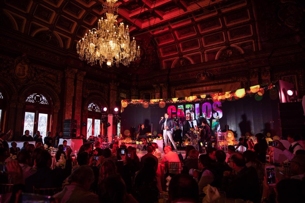 _CarlosRivera's tweet photo. Gracias @MixupTeam por invitarme a a la celebración del #ForoMixUp30Años y por el premio al Disco más vendido del año #Guerra Gracias por su apoyo incondicional durante toda mi carrera. Que vengan muchos años más. https://t.co/qqm4P2qls6