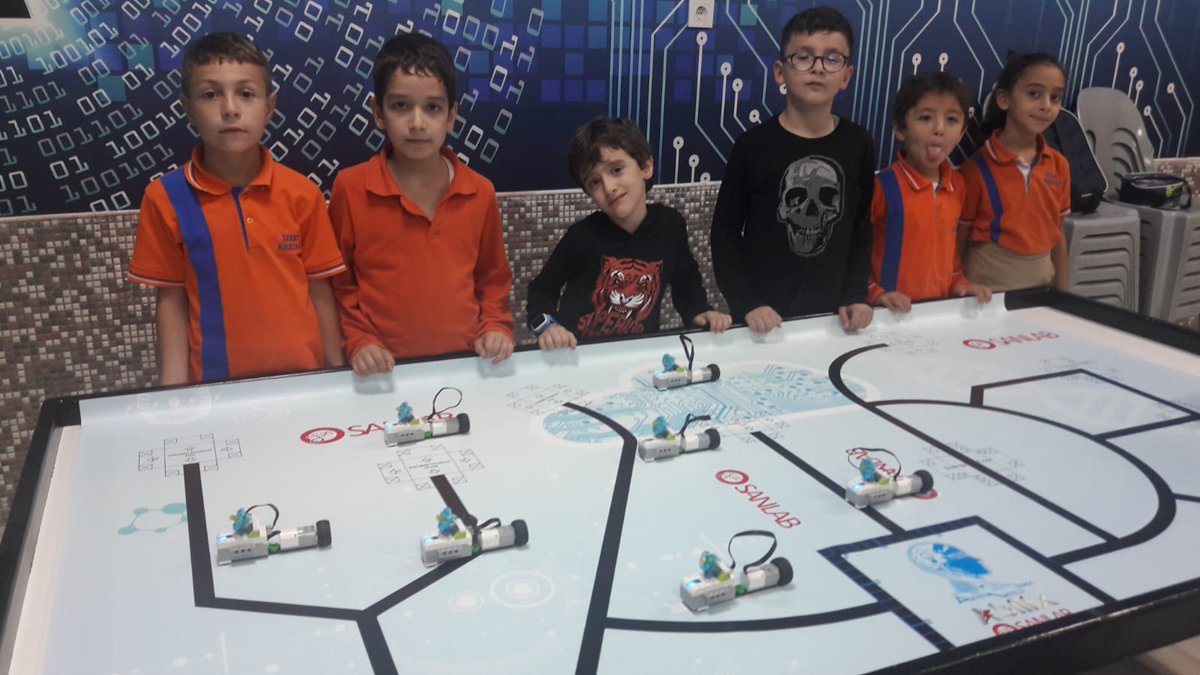 senoldogru23's tweet photo. Hayaller tasarima,tasarimlar ürünlere 🚀💡🛠🌍🏗⏳
#coding
#robotic
#tasarim
#tba
#öğretmeniilegüçlüokul
#karatayizzetbezirciilkokulu
#SANLAB @yartkan @SeyitAliBuyuk @samisagdic @servetal61 @MustafaSAKARYA @KaymakamParlar @hkilca @karataymem @izzetbezirciioo @mmustafayavuz https://t.co/LkqTJeyDHm