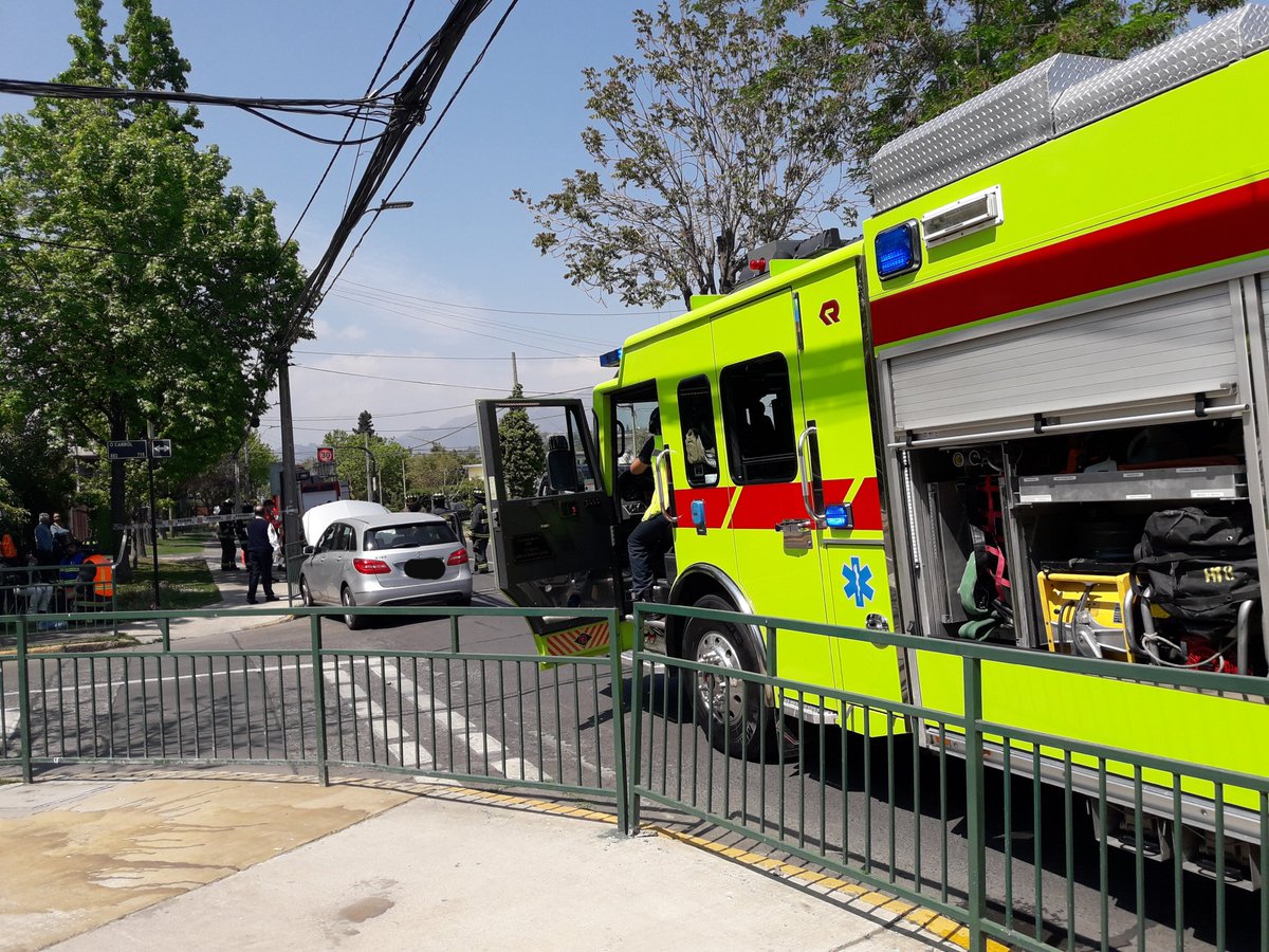 Pauli_Chile's tweet photo. @LavinJoaquin @lascondes Otra vez un GRAVE accidente en Presidente Riesco con O'CARROL, falta paso de cebra y lomos de toro. Hay colegio en la esquina y lleno de niños que deben cruzar la calle. https://t.co/oDKIN05iXZ