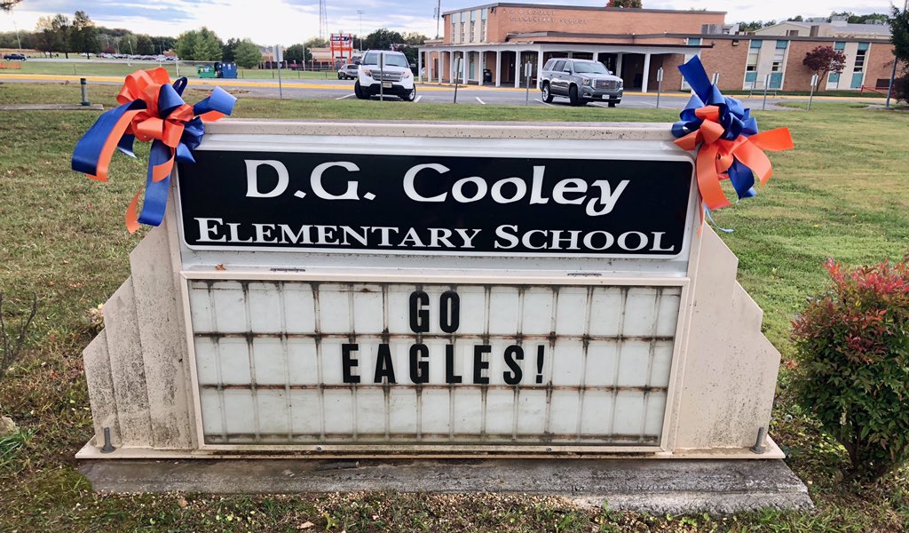 Shout out to Dr. Bishop for decorating the Cooley upper campus for HOCO week!   Community and Schools have done a great job with Eagle spirit!
#Clarke
#OrangeAndBlue
#HOCO2019