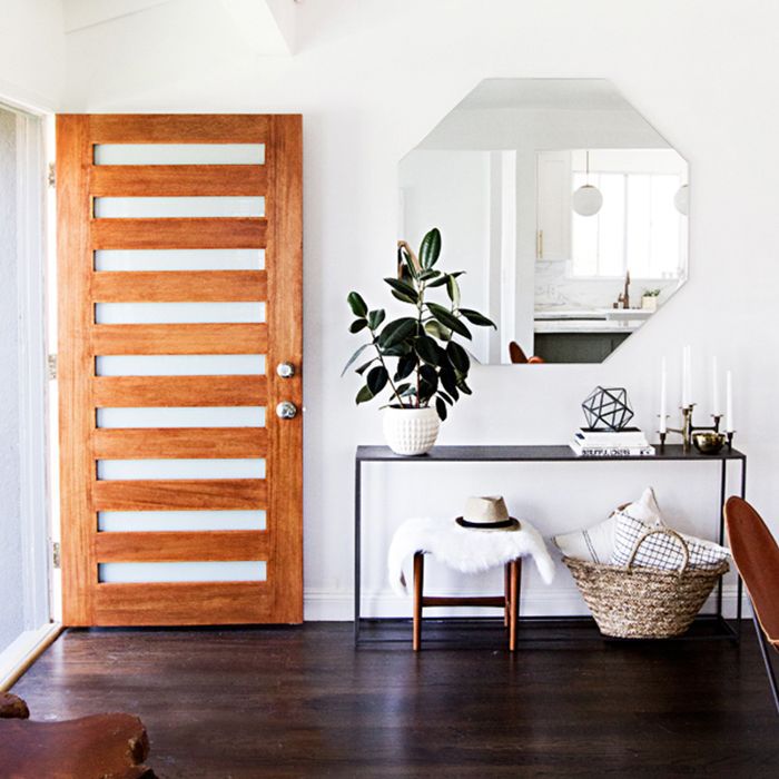 Storem_SelfStor's tweet image. Storage solutions can be stylish and functional! Get your home clutter-free for the fall season with these tips: bit.ly/2kLPcKv