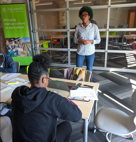 _CodeCrew's tweet photo. Day 2
Jade Clark & Margaret Oldham of @AgLaunch
talking to the teens participating in #48HourLaunch at Crosstown High, also our own
@Mekaeg is providing some guidance as well.
Tomorrow is the presentation to the judges and we will have more on that later today.
#gritgrindcode https://t.co/8DtqNwVfXX