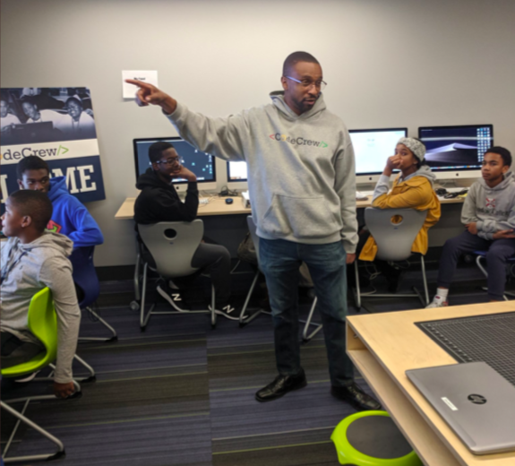 _CodeCrew's tweet photo. Day 2
Jade Clark & Margaret Oldham of @AgLaunch
talking to the teens participating in #48HourLaunch at Crosstown High, also our own
@Mekaeg is providing some guidance as well.
Tomorrow is the presentation to the judges and we will have more on that later today.
#gritgrindcode https://t.co/8DtqNwVfXX