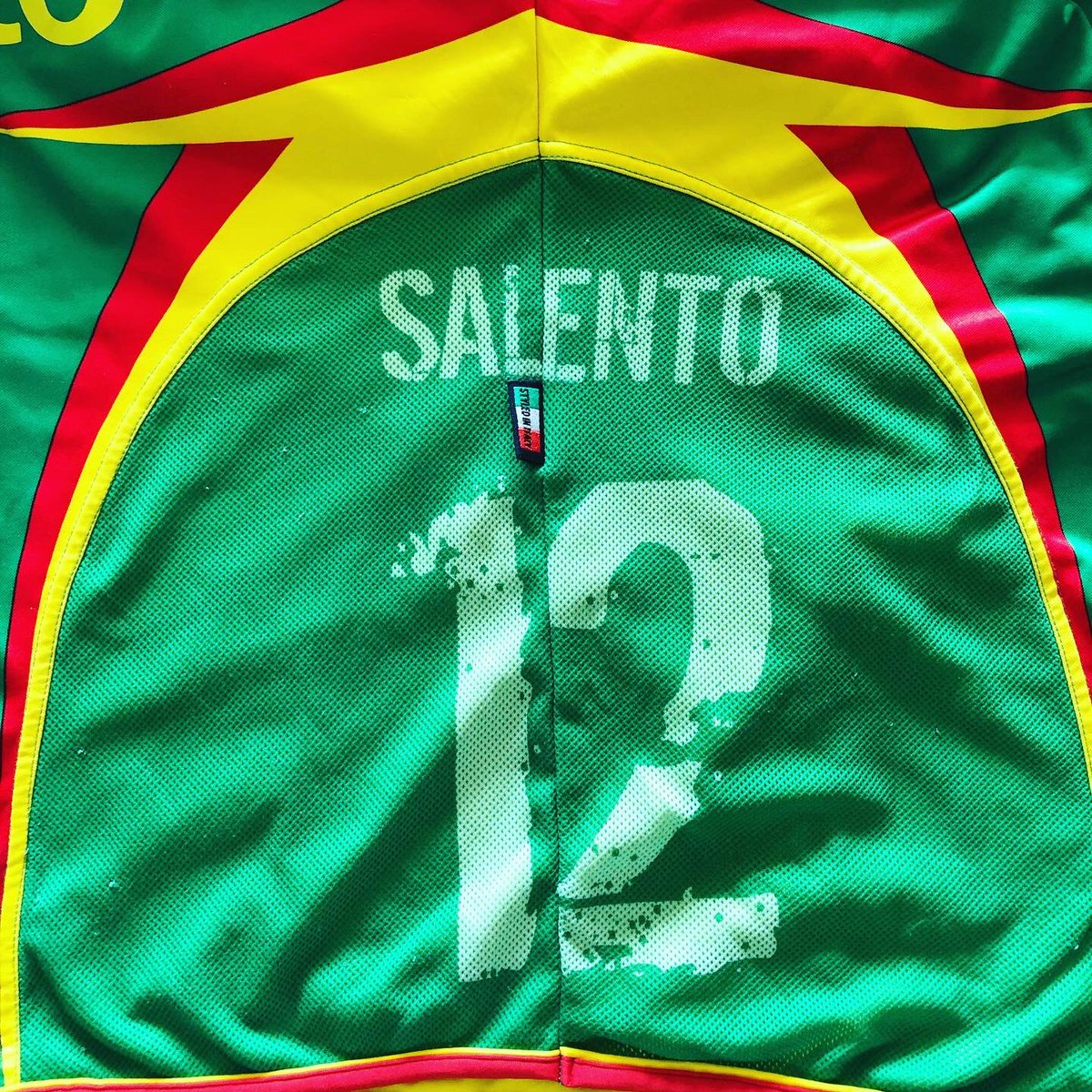  @OfficialUSLecce Third Kit, 2004/05AsicsComunque le magliette da calcio verdi sono quasi sempre bellissime. Con la terza del 2004/05, il Lecce fece il suo record di punti in Serie A (44), con una formazione che includeva Vucinic, Bojinov e un giovanissimo Graziano Pellè