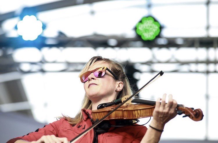 Throwback to our North Carolina show this summer and Serena absolutely shredding. 🎻
