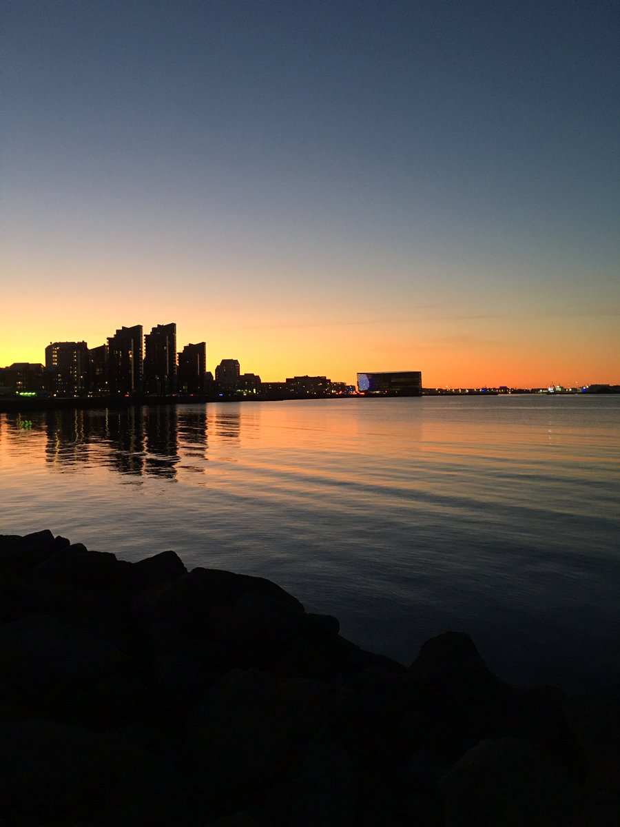 GuCa87's tweet photo. Pas encore vu d’aurores boréales. Mais comment ne pas être insensible à ce coucher de soleil sur la bay de Reykjavík 😍 https://t.co/3qYSUZ3i0Q