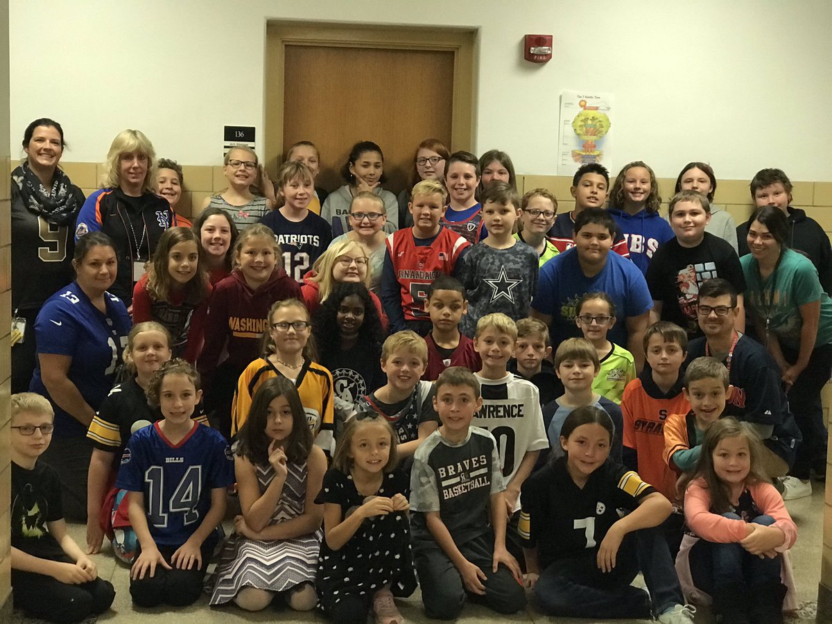 amandamaeharris's tweet photo. Happy Jersey Day!! I don’t know WHAT I’d do without these people!! #CAspiritweek #canandaiguaproud #onebravesfamily #bestteamever https://t.co/gMzG6LowDh