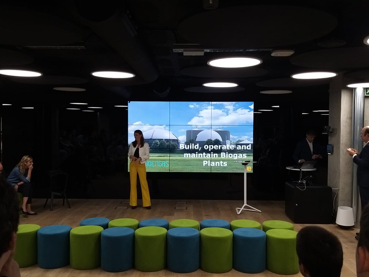 EnagasEmprende's tweet photo. Erika Escolar, former @Comillas_ICAI student, explains her intrapreneurship experience to 35 ICAI current students. 4 years ago she was like them and now is cofounder & CEO of our spinoff #Bioengas https://t.co/WfUXasRCow