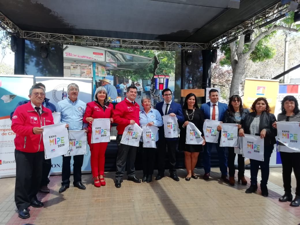 MMEG_Coquimbo's tweet photo. Seremi @ivonguerradea participó de ceremonia de #ExpoMipe y recorrió los más de 60 stand donde compartió con mujeres emprendedoras de toda la región 
Invitamos a todos a conocer la #ExpoMipe que está en la Plaza de #LaSerena. Las pymes son un motor fundamental en nuestra economía https://t.co/RrAyZnAgVZ