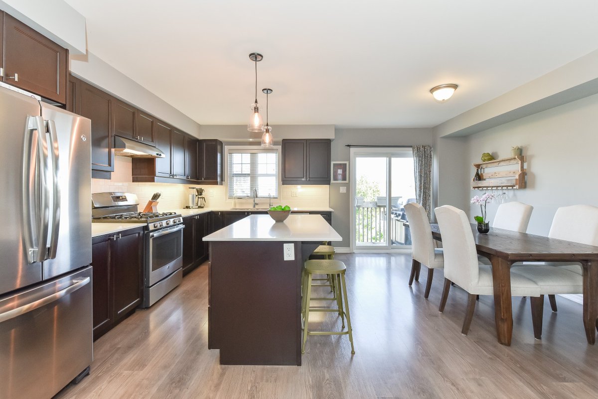 trilliumwest's tweet photo. Come on home to comfy and cozy living in Country Hills! Bright and spacious living for the crew, plus a prime location is gonna do it for you! Hand over your heart on Homer Watson --> https://t.co/pKi0ARoBzL @Chantel_realtor #KWawesome #MovetoKW https://t.co/SHNHSTSQgE