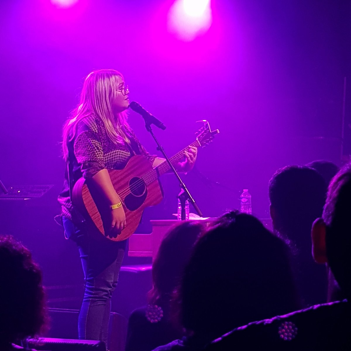 jcb_PowerPitch's tweet photo. @loladubini au Connexion live de Toulouse, en 1ere partie de Mat Simons : très sympa, une très belle voix et des compos bien écrites. Bref une belle découverte https://t.co/4QYp1cHBxv