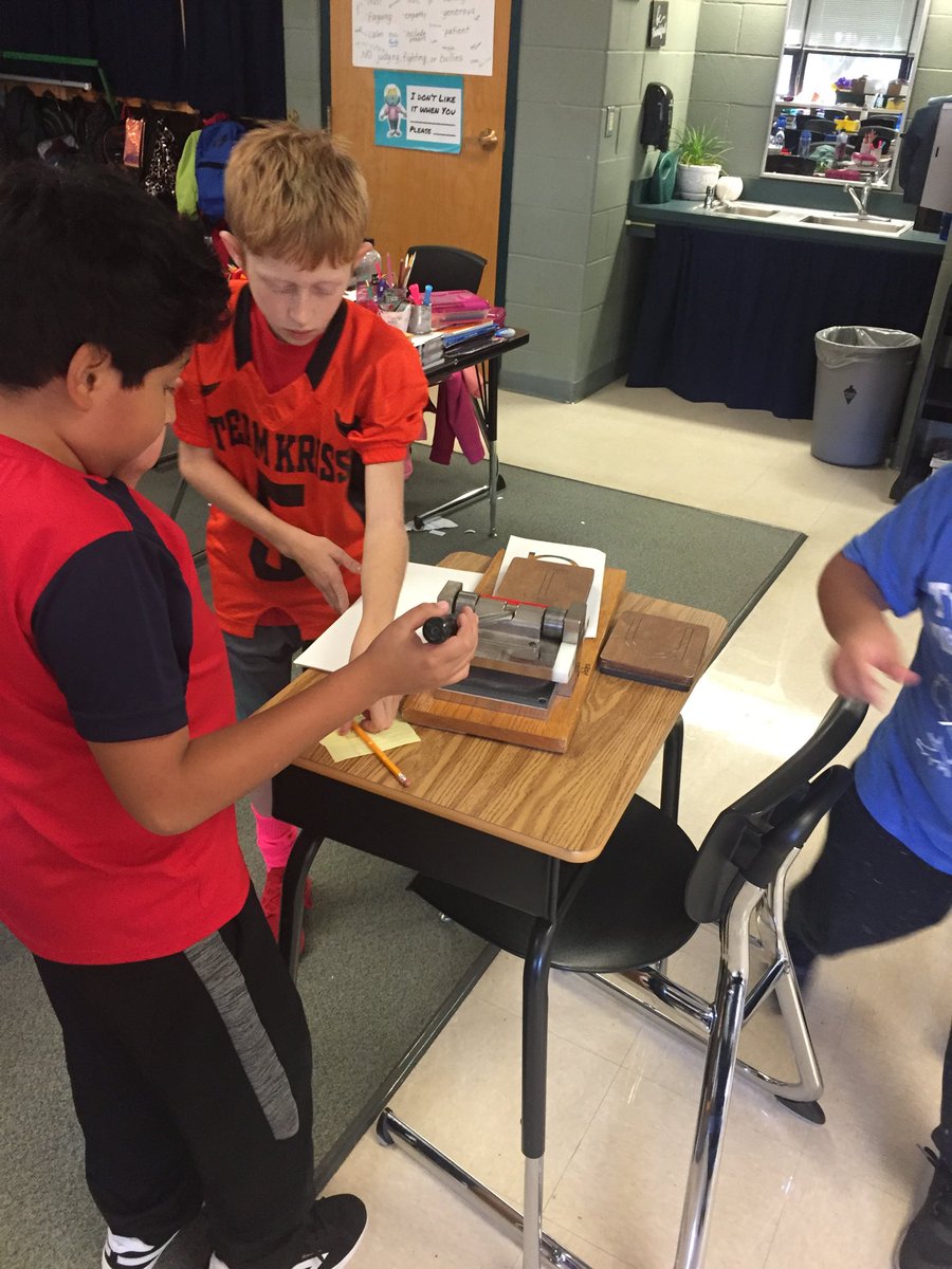 catdorc's tweet photo. Working on researching and presenting for our Community Fair! ⁦@WAWschool⁩ https://t.co/yJcly9f2mF