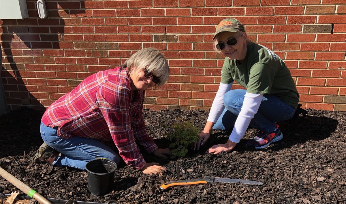 kevinmcquaig's tweet photo. Great day today with Spring Hill 0775, helping Korean War vet Max renovate landscaping. #choosetoserve ⁦@HomeDepotMike⁩ ⁦@DepotMatt⁩ ⁦@njr2408⁩ ⁦@SheaKing75⁩ ⁦@hdtmh⁩ https://t.co/U98GI6UJeS