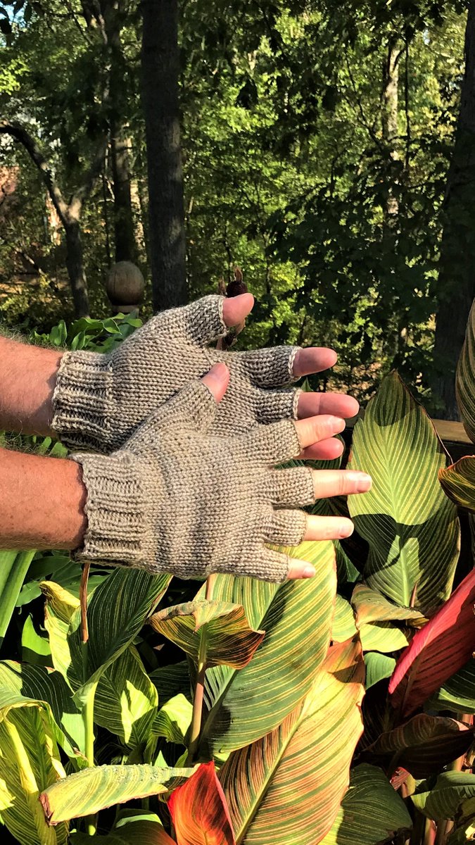 New for Fall 2019! Hand-dyed super fine merino men's half finger gloves in tan: etsy.com/listing/745461… #handmade #handknit #etsyshop #etsy #knitting #smallbusinesses