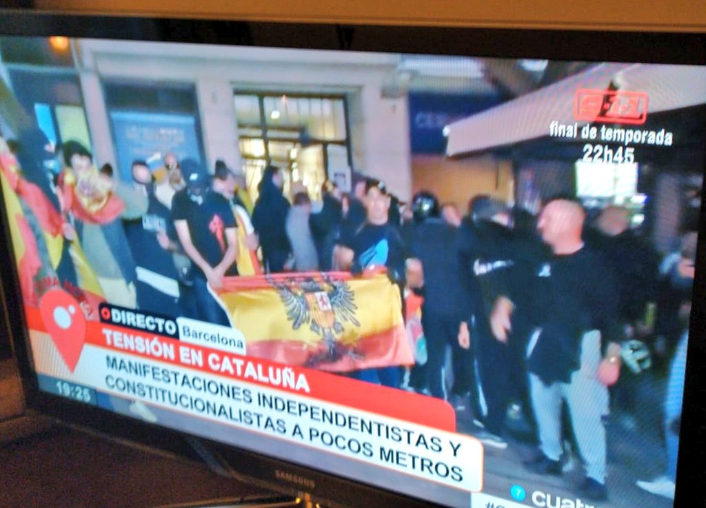 _Maria_Dantas_'s tweet photo. Los "constitucionalistas", según la @cuatro bajan por Sarrià gritando "¡Viva Franco!"

Tenemos un serísimo problema con la prensa española, señorías.

#AlertaUltra @UnitatvsRacisme https://t.co/WcWhsGovZS