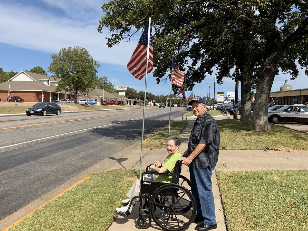 AlexBoyerFox4's tweet image. NOW: Folks are starting to line up in Johnson County near the new @LouisVuitton facility where @realDonaldTrump is scheduled to tour the warehouse and meet some of the American artisans hired to work there. @FOX4 5:30pm