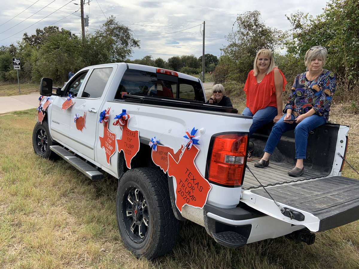 AlexBoyerFox4's tweet image. NOW: Folks are starting to line up in Johnson County near the new @LouisVuitton facility where @realDonaldTrump is scheduled to tour the warehouse and meet some of the American artisans hired to work there. @FOX4 5:30pm