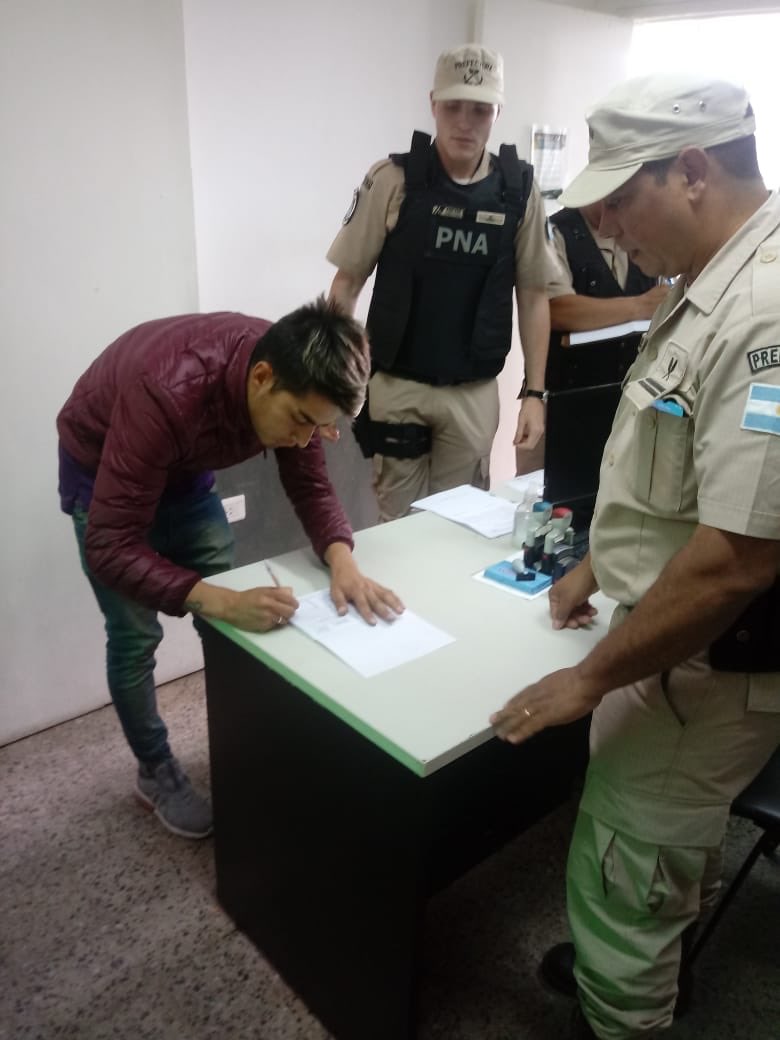 #Hoy por medio de la Delegación Corrientes concretamos la expulsión de dos ciudadanos paraguayos, uno por condena por narcotráfico y otro por robo agravado por uso de arma de fuego, integrante de una banda de delincuentes. No podrán volver a la Argentina. #cuidandoteencadapaso