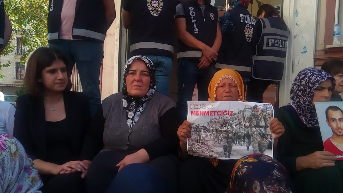 Vatan Partili kadınlar Diyarbakır analarını ziyaret etti.

Vatan Partisi Öncü Kadın Genel Başkanı Meltem Ayvalı, evlat nöbetinin ilk gününde olduğu gibi bugün de HDP il binası önündeydi.

vatanpartisi.org.tr/genel-merkez/h…