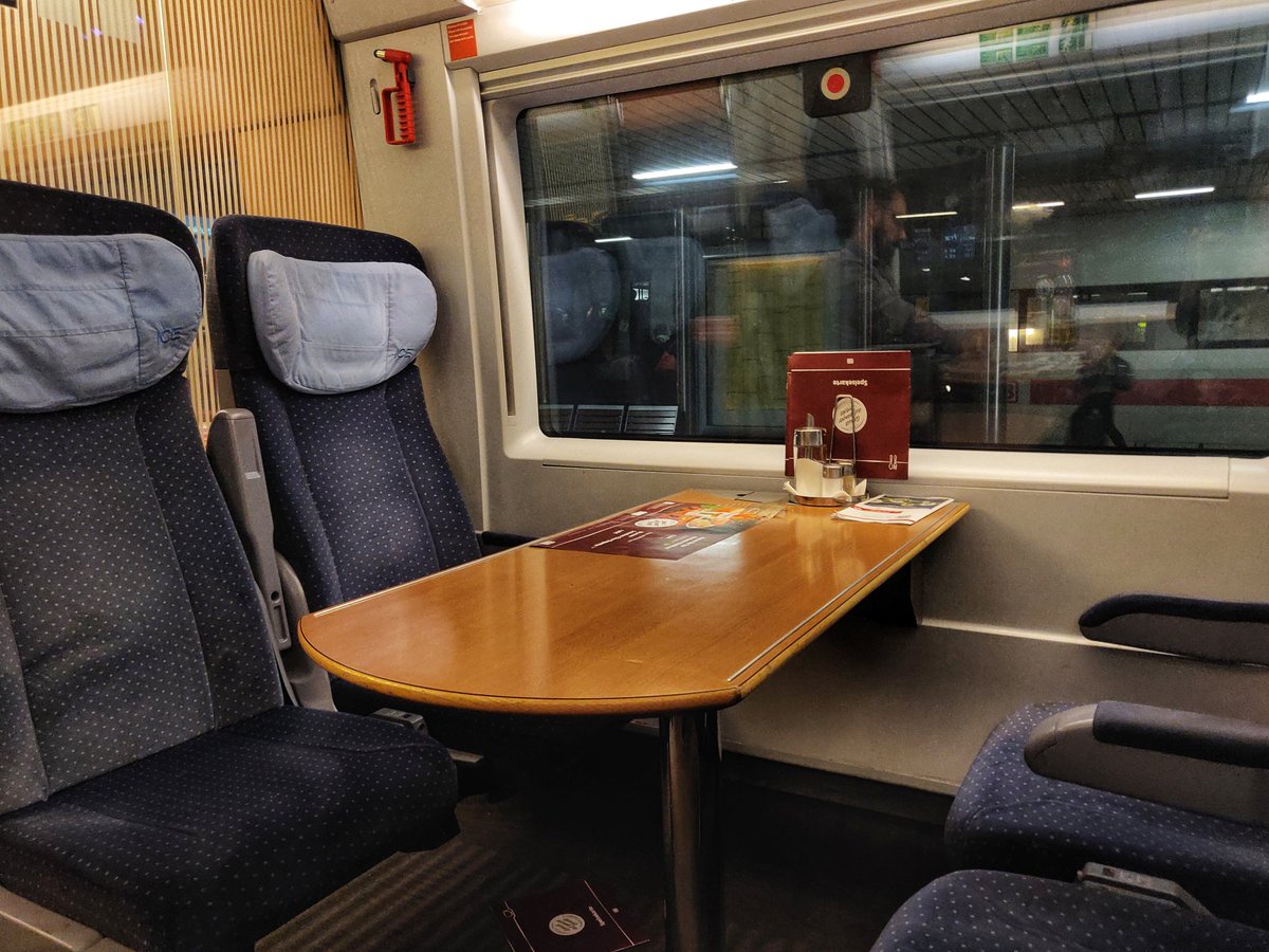 _DiningCar's tweet photo. 🇩🇪🍺🚆 Time for the next train of my trip home from #Strasbourg🇫🇷 to #Vienna🇦🇹! In #Karlsruhe🇩🇪, I entered #ICE100 to #Frankfurt🇩🇪, where I enjoyed a delicious🤤 seasonal beer🍺 "Stiftung Hell" w/ meatballs & potato salad 😍 at a @DB_Bahn🇩🇪 BoardBistro! Great time 👍! #diningcar https://t.co/2MyD0ijUTM