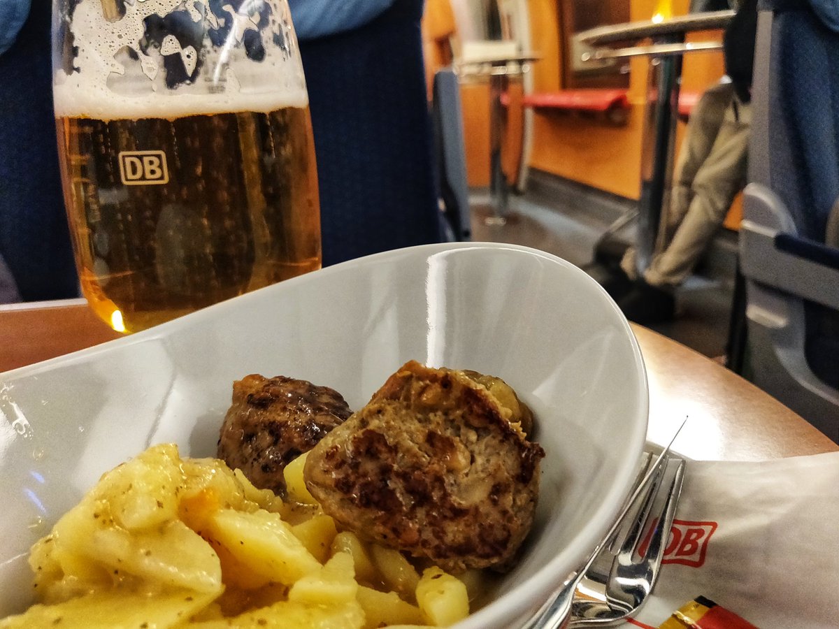 _DiningCar's tweet photo. 🇩🇪🍺🚆 Time for the next train of my trip home from #Strasbourg🇫🇷 to #Vienna🇦🇹! In #Karlsruhe🇩🇪, I entered #ICE100 to #Frankfurt🇩🇪, where I enjoyed a delicious🤤 seasonal beer🍺 "Stiftung Hell" w/ meatballs & potato salad 😍 at a @DB_Bahn🇩🇪 BoardBistro! Great time 👍! #diningcar https://t.co/2MyD0ijUTM