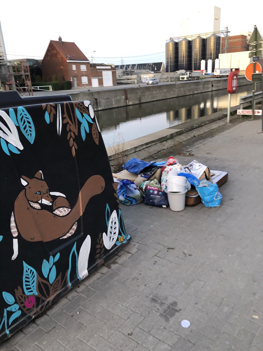 tomvdkendelaere's tweet photo. Sluikstorten in hartje #Roeselare-Haven, en niet zomaar een beetje. @politiezoneriho, @Stad_Roeselare en #MIROM zullen samen echt alles op alles moeten zetten in die strijd. https://t.co/JPBmoAYkJ0