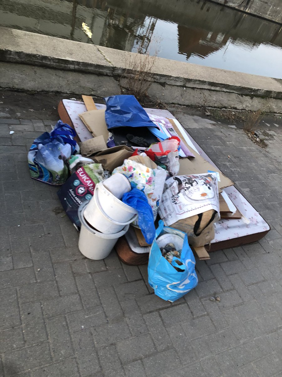 tomvdkendelaere's tweet photo. Sluikstorten in hartje #Roeselare-Haven, en niet zomaar een beetje. @politiezoneriho, @Stad_Roeselare en #MIROM zullen samen echt alles op alles moeten zetten in die strijd. https://t.co/JPBmoAYkJ0