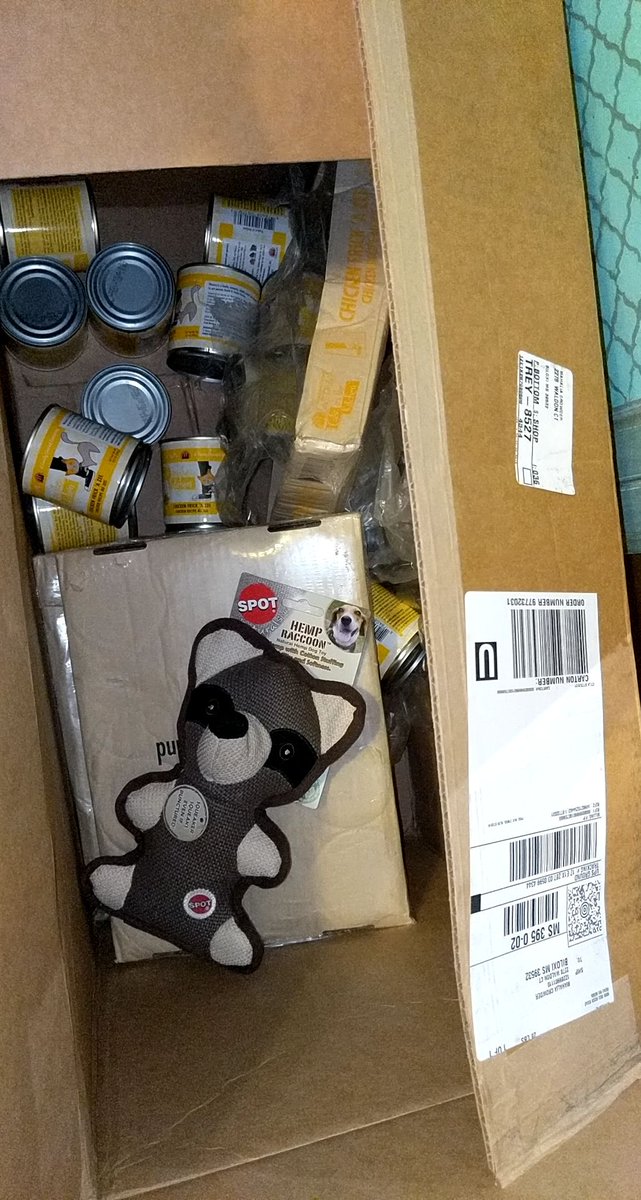 live2create13's tweet image. Left is @Petco and right is @Chewy . I have a diabetic cat who will only eat that one food so I buy alot of it. The package from Petco is from a month ago. The package from Chewy is today. I'll be shopping from Chewy from now on. I still love Petco just not their delivery.