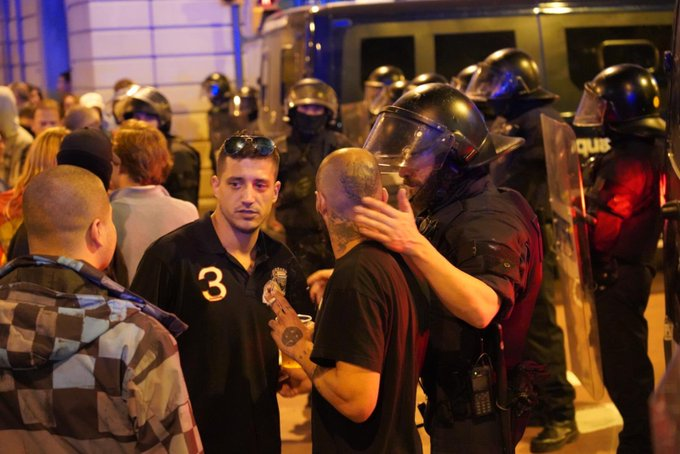 PabloHasel's tweet photo. Nazi que quiere apuñalar a independentistas y anciana que quería votar. Diferencias de trato policial. Llamar a esto democracia es ser un ignorante crónico o un completo mierda. https://t.co/NbatYwszt4