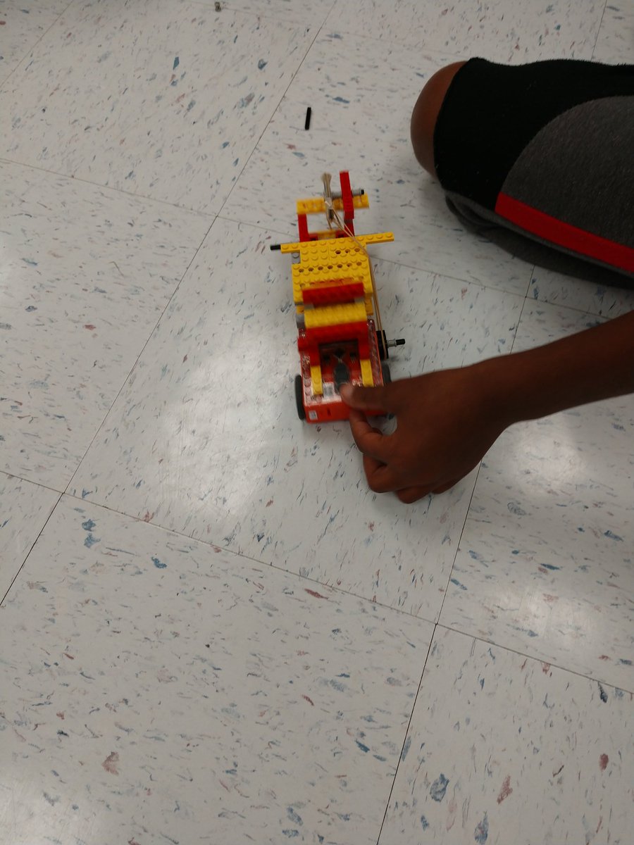 SUG_STEAM's tweet photo. Other students hard at work completing their candy dispenser robot challenge. @Dr_Mihalik @gailbrady508 @SugarlandES https://t.co/H46OehF0ir