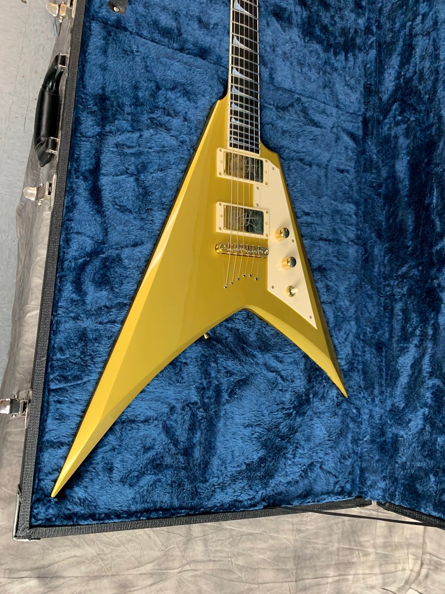 ESPGuitarsUSA's tweet photo. Today Kirk Hammett received his first ESP USA V-1 in Metallic Gold. https://t.co/2mWsD3P3ma