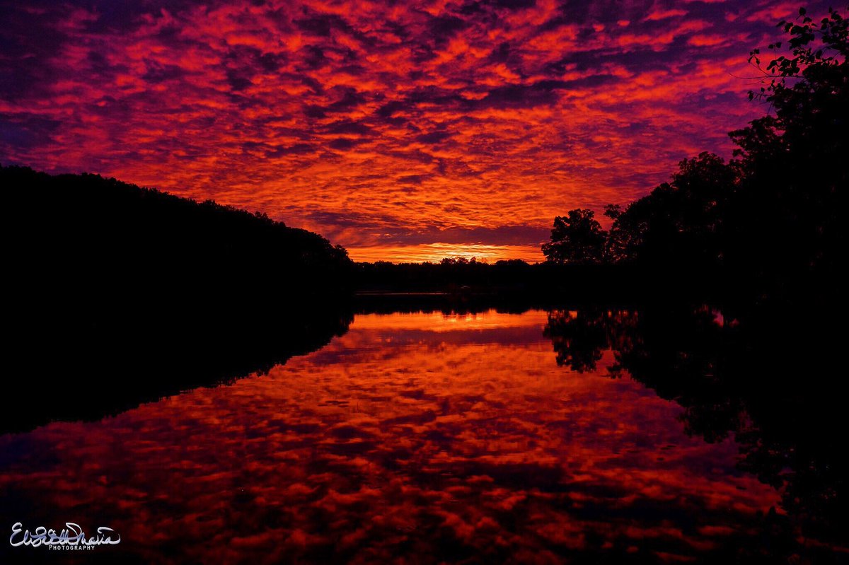 expressitwrite's tweet image. Amazing Dawn this morning in northwest Indiana #fujifilm_xseries #fuji #NaturePhotography #sunrise #landscapephotography #fineart #photograghy #AmazingNature