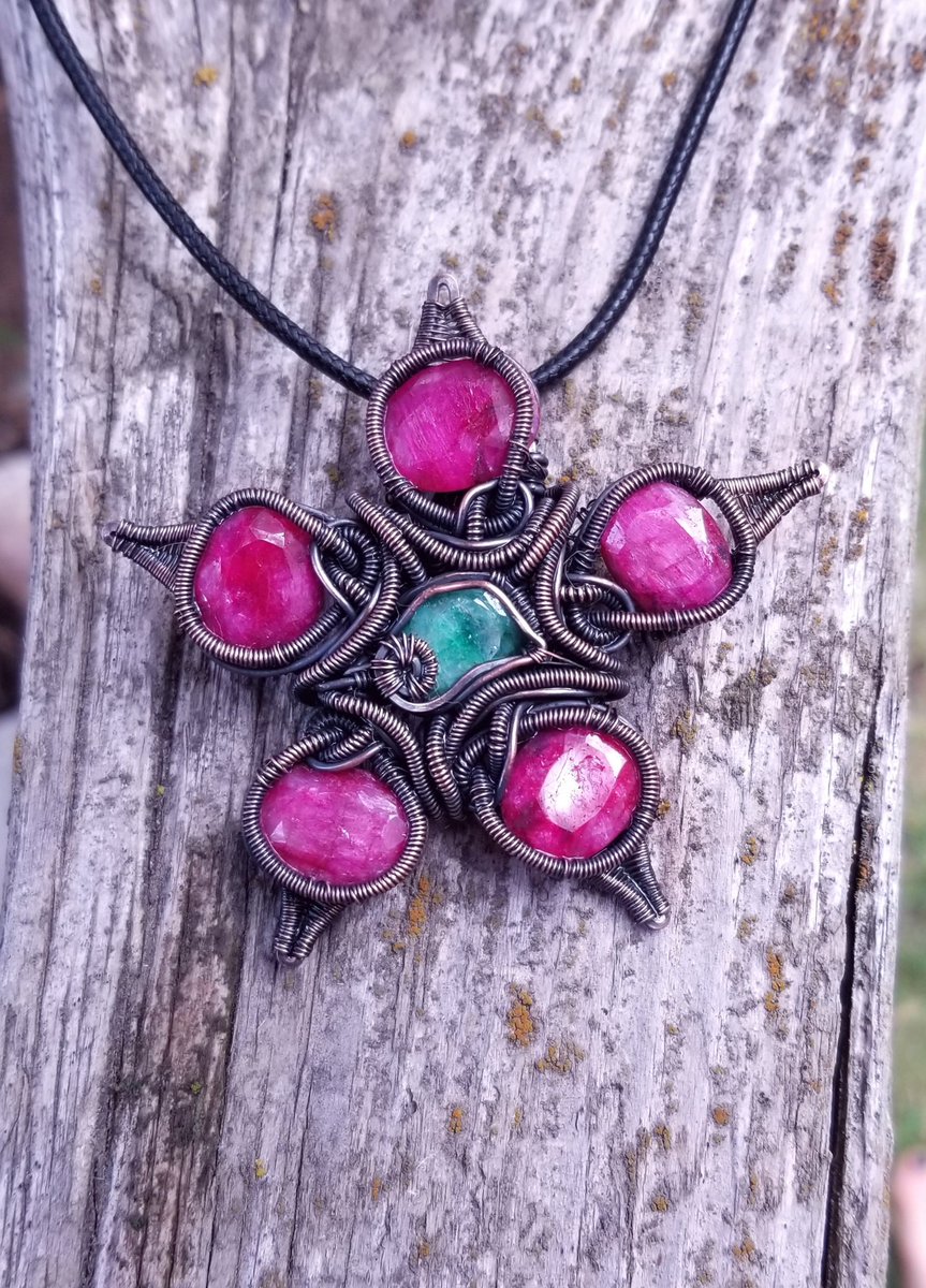 theSMITHST0NIAN's tweet photo. I've gotten quite a few new followers recently so I thought I'd introduce myself❤ I'm Kylee, I'm 21, and I live in Colorado💚 I mostly make wire wrapped jewelry but also enjoy in painting, clay, and crafting of any sort really❣ thanks for following me on my art journey😭🥰😘❤ https://t.co/SUT7lrsOI3