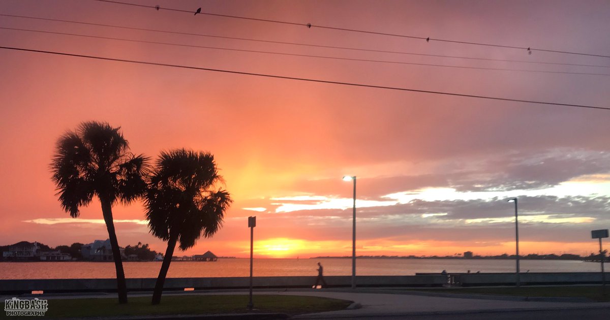 bash713's tweet photo. Caught this beautiful moment while I was leaving Galveston n god it’s amazing. @GalvestonIsland 

#LoveGalveston #beach #beachlife #colores #beachvibes #beautiful #Island #islandlife https://t.co/zXr4Ki4qXn