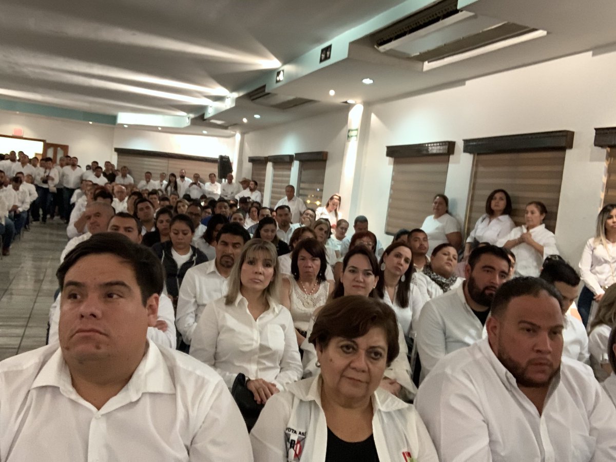 JAZENETHTORRES's tweet photo. Toma protesta el Ing @jm_fraustro a @Jessykvelazquez Presidenta de la asociación municipal de la asociación de servidores y ex servidores públicos priistas de Coahuila, agradezco la invitación para acompañarla a ser parte de su comité en la cartera de gestión social. https://t.co/WS9GWbfHWa