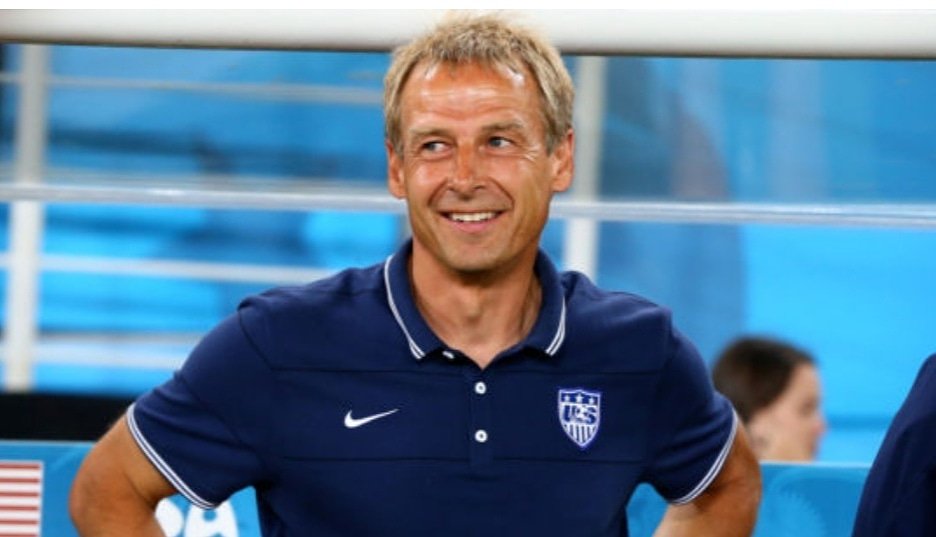 Лучшие футбольные тренеры. Тренер ливерпуля. Футбольный тренер. Жозе моуринью. Тренер и футболисты.