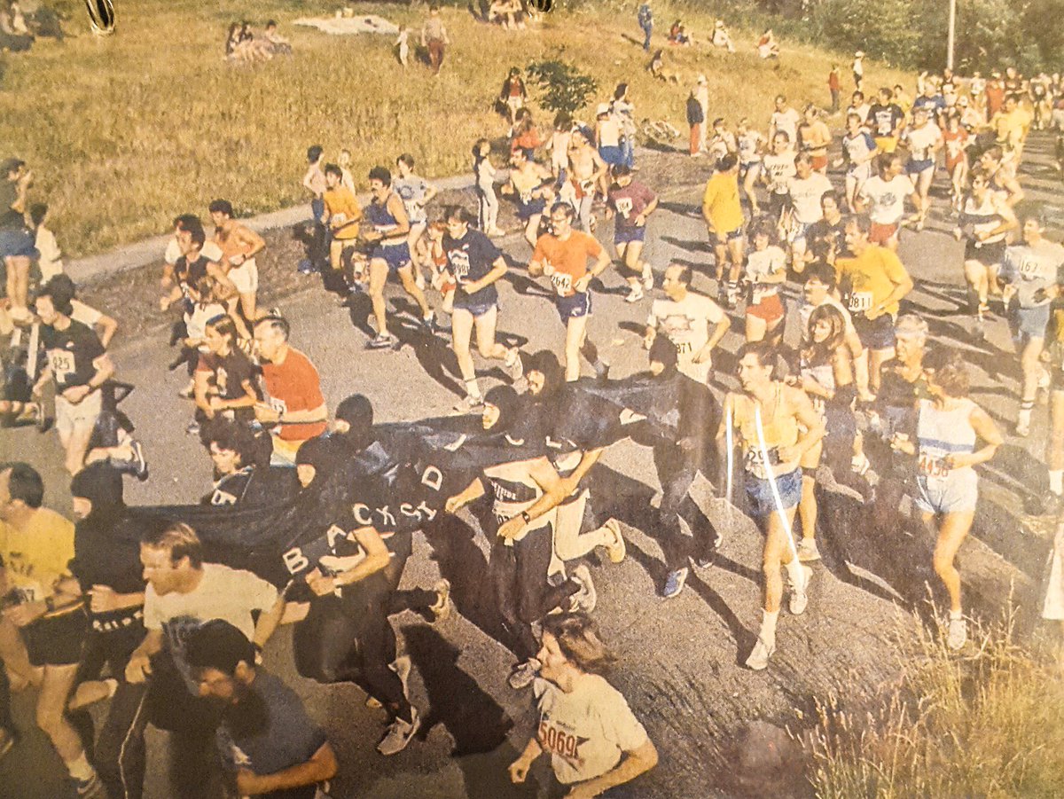 BacksideClub's tweet image. #ThrowbackThursday to the Backside tarp centipede at Butte to Butte. Original Backside Club founder and president Scott Krause can be found fourth from the right in the centipede. Bring back the tarp for Butte to Butte next year?? 🤙🏻

#BacksideClub