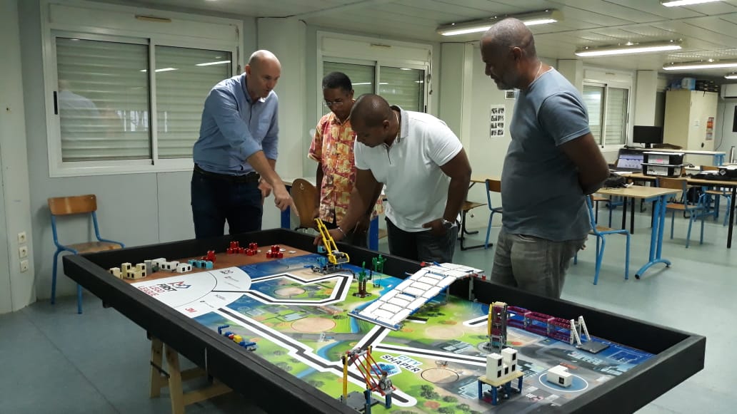 daventura972's tweet photo. Lancement de la 4ème edition de la #RobotiqueFirstMartinique sur le thème CITY SHAPER (Ville avenir).
Challenge à relever : Un projet de recherche, le jeu du robot autour de valeurs fondamentales..
Rendez-vous le vendredi 21 février 2020 à Madiana
@CarbetDSciences
@DaneMartinique https://t.co/cFpqwJFLu6